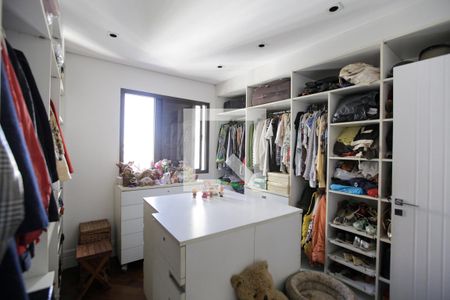 Apartamento à venda com 123m², 2 quartos e 3 vagas Apartamento à venda com 123m², 2 quartos e 3 vagasCloset