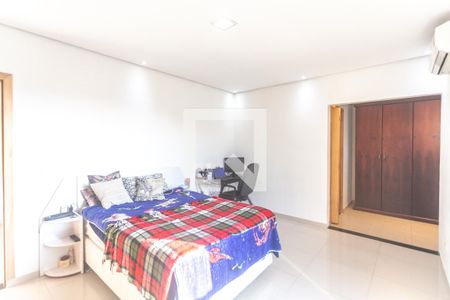 Casa à venda com 360m², 4 quartos e 4 vagasSuíte 2