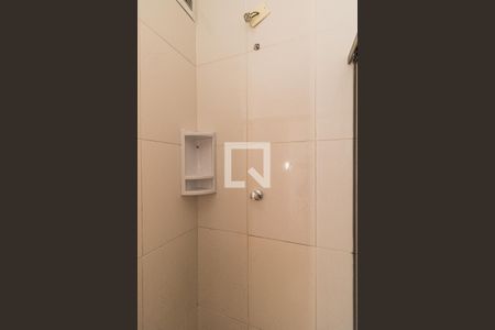Banheiro de apartamento à venda com 1 quarto, 34m² em Passo da Areia, Porto Alegre