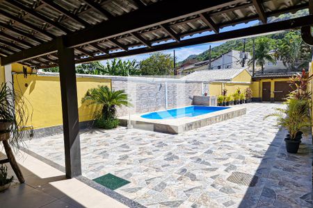 Casa à venda com 184m², 4 quartos e 6 vagas Casa à venda com 184m², 4 quartos e 6 vagasPiscina