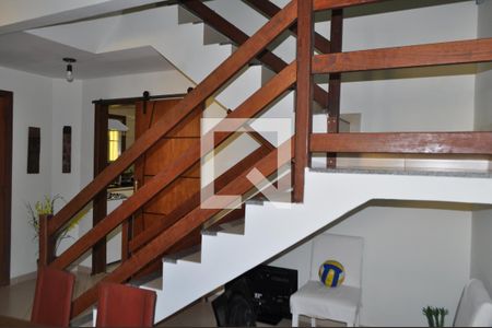 Casa à venda com 184m², 4 quartos e 6 vagasEscada de Acesso Segundo Andar