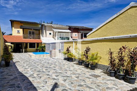 Casa à venda com 184m², 4 quartos e 6 vagas Casa à venda com 184m², 4 quartos e 6 vagasPiscina