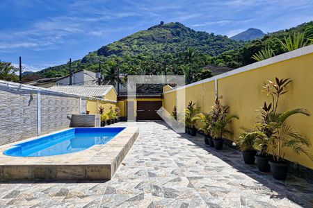 Casa à venda com 184m², 4 quartos e 6 vagas Casa à venda com 184m², 4 quartos e 6 vagasPiscina