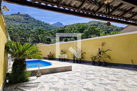 Casa à venda com 184m², 4 quartos e 6 vagas Casa à venda com 184m², 4 quartos e 6 vagasPiscina