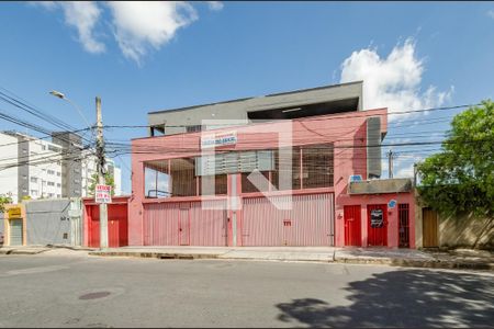 Casa à venda com 640m², 5 quartos e 5 vagas Casa à venda com 640m², 5 quartos e 5 vagasFachada