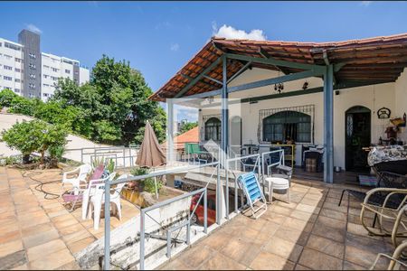 Casa à venda com 640m², 5 quartos e 5 vagas Casa à venda com 640m², 5 quartos e 5 vagasPiscina