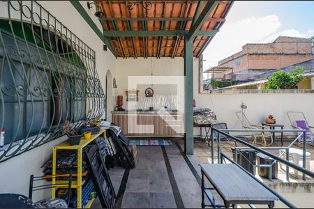 Casa à venda com 640m², 5 quartos e 5 vagas Casa à venda com 640m², 5 quartos e 5 vagasVaranda