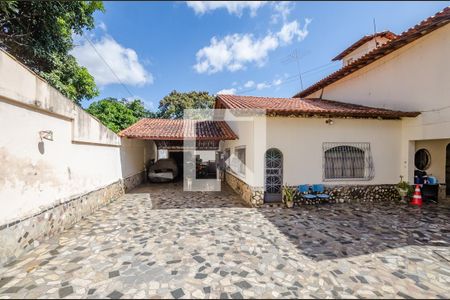 Casa à venda com 640m², 5 quartos e 5 vagas Casa à venda com 640m², 5 quartos e 5 vagasGaragem