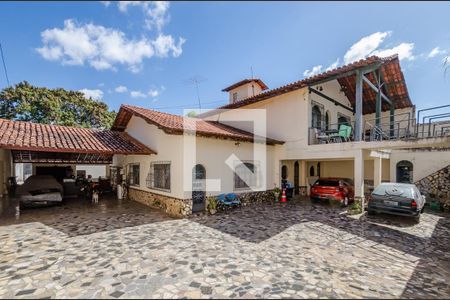 Casa à venda com 640m², 5 quartos e 5 vagas Casa à venda com 640m², 5 quartos e 5 vagasGaragem