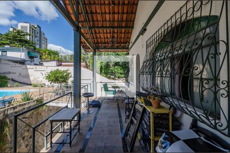 Casa à venda com 640m², 5 quartos e 5 vagas Casa à venda com 640m², 5 quartos e 5 vagasVaranda