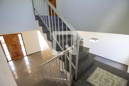 Casa para alugar com 360m², 6 quartos e 4 vagas Casa para alugar com 360m², 6 quartos e 4 vagasEscada