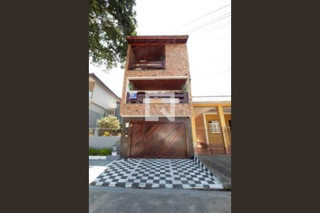 Casa à venda com 264m², 5 quartos e 2 vagas Casa à venda com 264m², 5 quartos e 2 vagasFachada