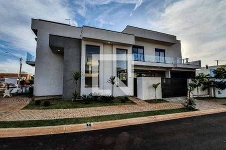 Casa de condomínio para alugar com 265m², 4 quartos e 3 vagas Casa de condomínio para alugar com 265m², 4 quartos e 3 vagasFachada