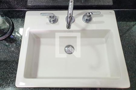 Casa de condomínio para alugar com 265m², 4 quartos e 3 vagas Casa de condomínio para alugar com 265m², 4 quartos e 3 vagasBanheiro da Suíte 1