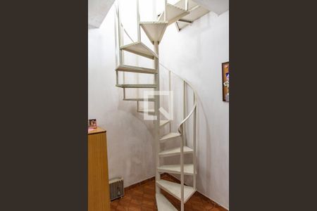 Casa à venda com 70m², 2 quartos e 1 vagaEscada