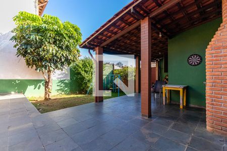 Casa à venda com 250m², 2 quartos e 3 vagasQuintal/Jardim