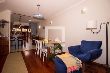 Sala de casa à venda com 3 quartos, 182m² em Guarujá, Porto Alegre