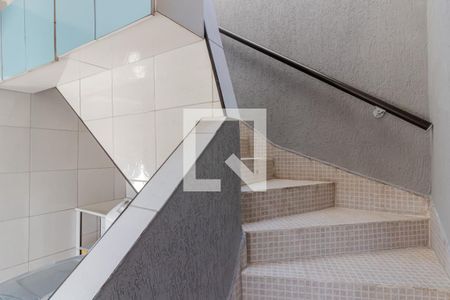 Casa para alugar com 200m², 3 quartos e 4 vagas Casa para alugar com 200m², 3 quartos e 4 vagasEscadas para Quarto de Serviço