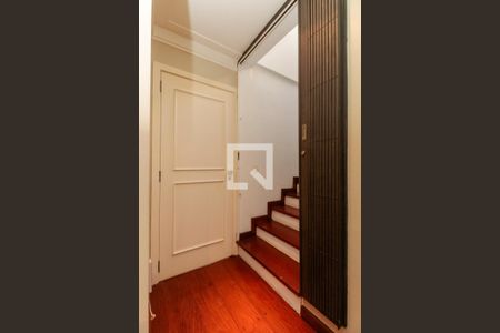 Casa à venda com 476m², 5 quartos e 4 vagasEscada