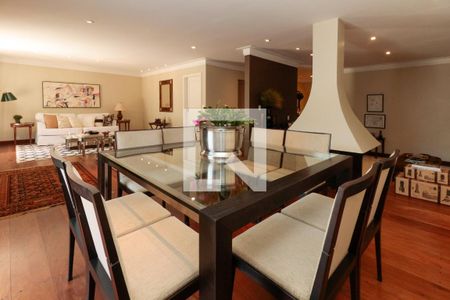 Casa à venda com 476m², 5 quartos e 4 vagasSala