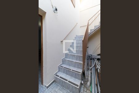 Casa à venda com 148m², 2 quartos e 2 vagas Casa à venda com 148m², 2 quartos e 2 vagasEscada