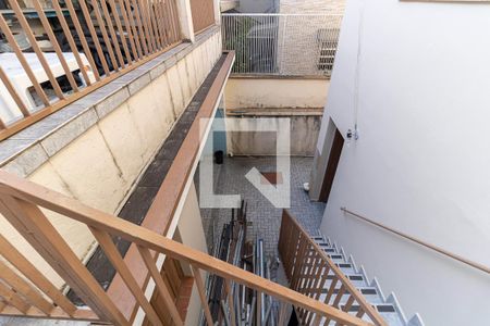 Casa à venda com 148m², 2 quartos e 2 vagas Casa à venda com 148m², 2 quartos e 2 vagasEscada