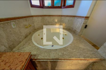 Casa à venda com 420m², 5 quartos e 7 vagasBanheiro da Suíte 4