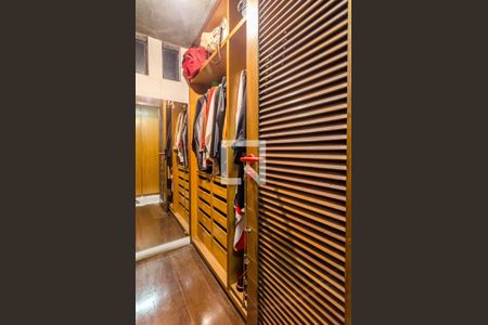 Casa à venda com 331m², 5 quartos e 2 vagas Casa à venda com 331m², 5 quartos e 2 vagasCloset