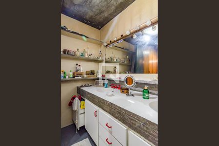 Casa à venda com 331m², 5 quartos e 2 vagas Casa à venda com 331m², 5 quartos e 2 vagasBanheiro da suíte 1