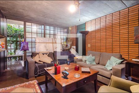 Casa à venda com 331m², 5 quartos e 2 vagas Casa à venda com 331m², 5 quartos e 2 vagasSala de TV