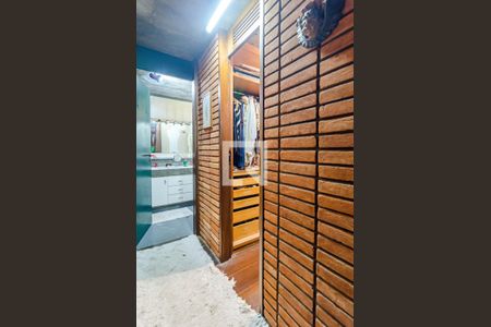 Casa à venda com 331m², 5 quartos e 2 vagas Casa à venda com 331m², 5 quartos e 2 vagasCloset