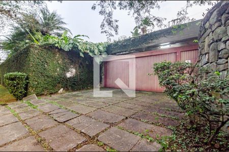 Casa à venda com 331m², 5 quartos e 2 vagas Casa à venda com 331m², 5 quartos e 2 vagasFachada