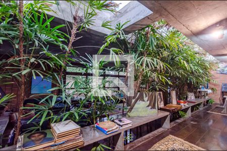 Casa à venda com 331m², 5 quartos e 2 vagas Casa à venda com 331m², 5 quartos e 2 vagasCorredor