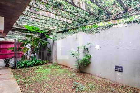 Casa à venda com 331m², 5 quartos e 2 vagas Casa à venda com 331m², 5 quartos e 2 vagasJardim lateral