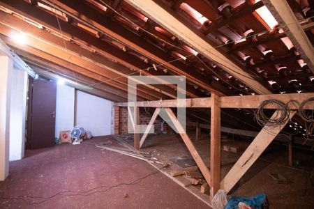 Casa à venda com 315m², 5 quartos e 3 vagasSótão