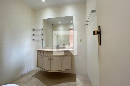 Apartamento para alugar com 240m², 4 quartos e 4 vagas Apartamento para alugar com 240m², 4 quartos e 4 vagasBanheiro da Suíte 3