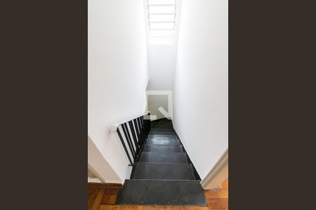 Casa à venda com 120m², 2 quartos e 2 vagas Casa à venda com 120m², 2 quartos e 2 vagasEscadas