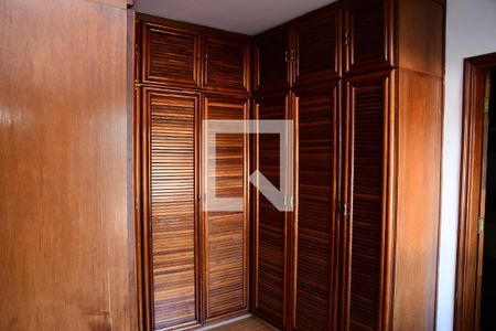 Casa de condomínio para alugar com 600m², 6 quartos e sem vaga Casa de condomínio para alugar com 600m², 6 quartos e sem vagaCloset da suíte 2