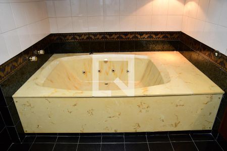 Casa de condomínio para alugar com 600m², 6 quartos e sem vaga Casa de condomínio para alugar com 600m², 6 quartos e sem vagaBanheiro da Suíte 2