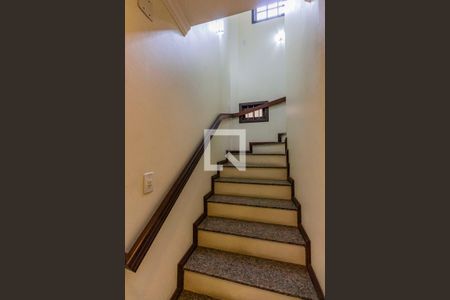 Casa à venda com 230m², 3 quartos e 3 vagas Casa à venda com 230m², 3 quartos e 3 vagasEscada