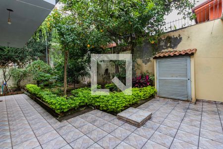 Casa à venda com 230m², 3 quartos e 3 vagas Casa à venda com 230m², 3 quartos e 3 vagasPatio