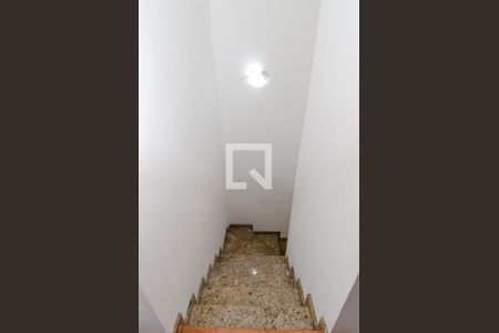 Casa à venda com 153m², 2 quartos e 2 vagasEscada Sala/Quartos