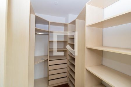 Casa à venda com 280m², 5 quartos e 6 vagasQuarto Suíte 1-Closet