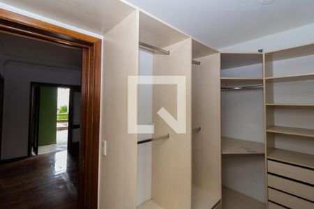 Casa à venda com 280m², 5 quartos e 6 vagasQuarto Suíte 1-Closet