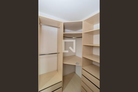 Casa à venda com 280m², 5 quartos e 6 vagasQuarto Suíte 1-Closet