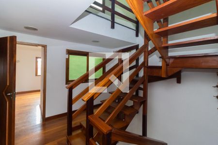 Casa à venda com 280m², 5 quartos e 6 vagasEscada