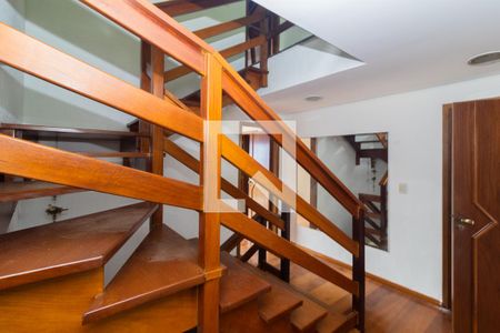 Casa à venda com 280m², 5 quartos e 6 vagasEscada