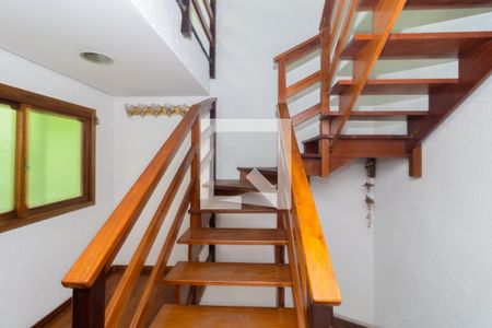 Casa à venda com 280m², 5 quartos e 6 vagasEscada