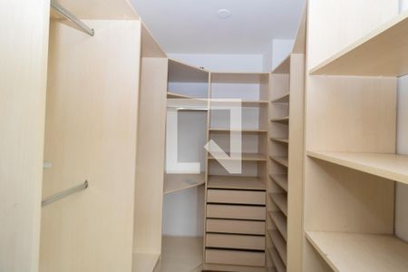 Casa à venda com 280m², 5 quartos e 6 vagasQuarto Suíte 1-Closet