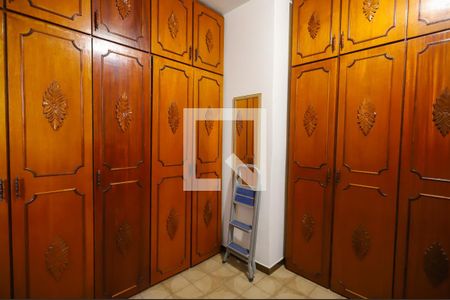 Casa à venda com 140m², 5 quartos e 2 vagasSuíte